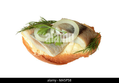 Sandwich mit Hering und Zwiebel auf weißem Hintergrund mit Freistellungspfad isoliert Stockfoto