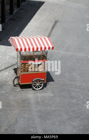 Städtische Szene mit den roten und weißen Anbieter Warenkorb für Brot Markt stehen auf graue Straße Stockfoto