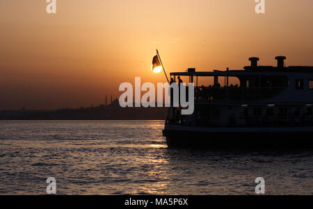 Passagierfähre segeln über den Bosporus bei Sonnenuntergang. Istanbul, Türkei Stockfoto