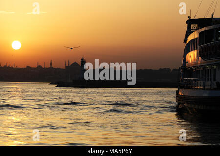 Passagierfähre segeln über den Bosporus bei Sonnenuntergang. Istanbul, Türkei Stockfoto