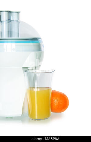 Moderne elektrische Saftpresse und Glas Orangensaft auf weißem Hintergrund mit Freistellungspfad isoliert Stockfoto