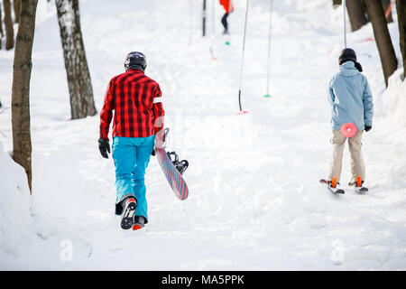 Foto von Walking Snowboarder aus zurück in Winter Park bei Tag Stockfoto