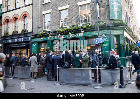 Der Markt Porter Bar in Borough Market - London, Großbritannien Stockfoto