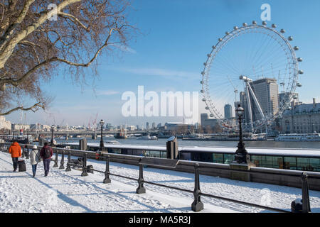 Das London Eye und Bahndamm im Schnee Stockfoto