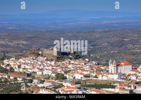 Erhöhten Blick auf das mittelalterliche Dorf von Castelo de Vide im Alentejo, Portugal Stockfoto