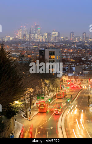 Winter Blick auf die Skyline von London Central Business District, Verkehr auf Archway Road (A1) und Torbogen im Norden von London aus dem Torbogen Brücke Stockfoto