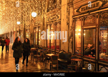 Cafe Florian mit Weihnachtsbeleuchtung, Venedig Stockfoto