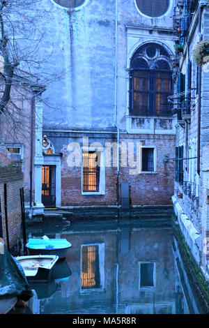 Venedig Canal in der Nacht, Ospizio Badoer Stockfoto