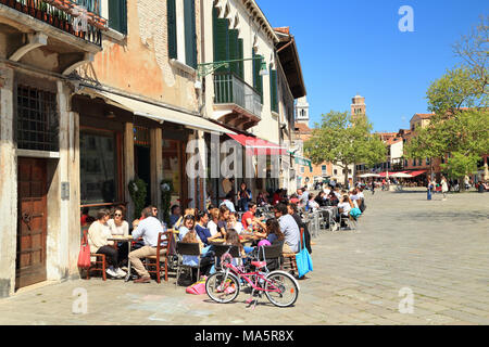 Restaurants am Platz Campo Santa Margherita: Orient Erfahrung II und Osteria alla Bifora Stockfoto