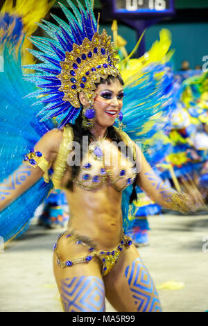 Tänzer im sambadrome und Karneval in Rio 2018, Brasilien Stockfoto