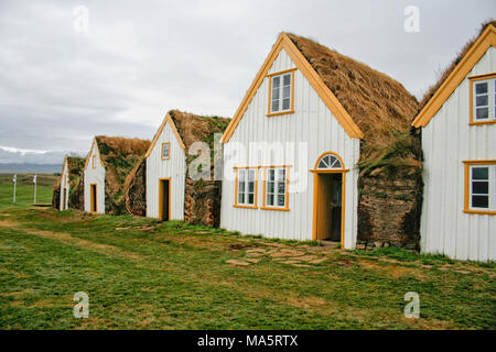 Traditionelle Torfhäuser in einer Reihe in Island Stockfoto