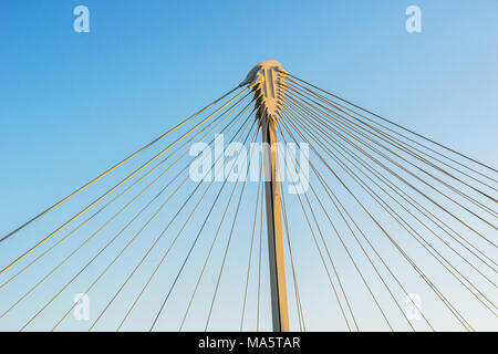 Detail der Struktur einer Schrägseilbrücke mit der Spalte und der Kerl Drähte isoliert auf einem blauen Himmel. Team und Netzwerk Konzept. Stockfoto