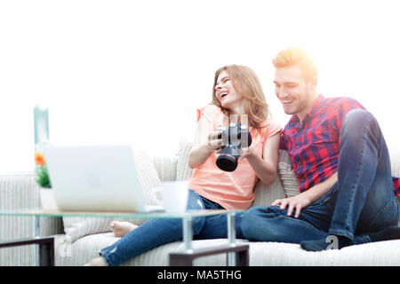 Glückliches junges paar Prüfungen Fotos auf Fotos die Kamera Stockfoto