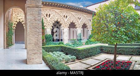 ZARAGOZA, Spanien - 2. MÄRZ 2018: Das Atrium von La Aljaferia Palastes. Stockfoto