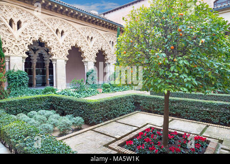 ZARAGOZA, Spanien - 2. MÄRZ 2018: Das Atrium von La Aljaferia Palastes. Stockfoto