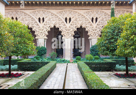 ZARAGOZA, Spanien - 2. MÄRZ 2018: Das Atrium von La Aljaferia Palastes. Stockfoto