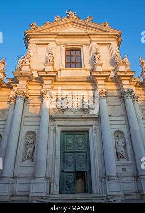 Venedig, Italien - 13. März 2014: Kirche Chiesa dei Gesuiti (Santa Maria Assunta) im Abendlicht. Stockfoto