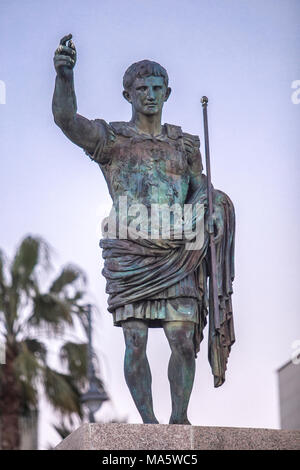Replik der Augustus von Prima Porta Statue in der Abenddämmerung. In Merida, Spanien Stockfoto