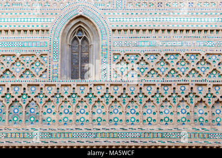 ZARAGOZA, Spanien - 3. MÄRZ 2018: Die MUDEJAR Fassade der Kirche del Salvador Kathedrale La Seo. Stockfoto