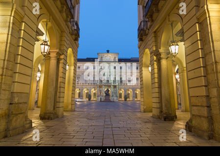 Turin - der Platz Piazza di Citta mit Palazzo Civico und Monumento al Conte Verde in der Abenddämmerung. Stockfoto