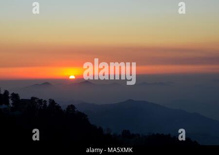 Sonnenuntergang über Berge und Bäume von Murree Punjab Pakistan Stockfoto