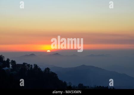 Sonnenuntergang über Berge und Bäume von Murree Punjab Pakistan Stockfoto