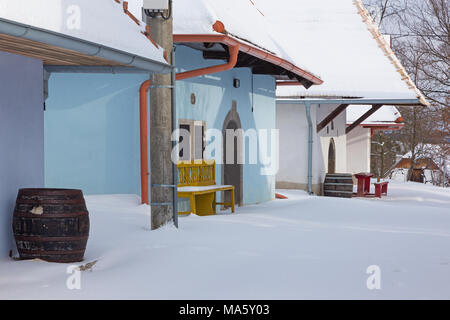 Sebechleby - die Siedlung der alten Weinkeller aus der mittleren Slowakei (Stara Hora) im Winter beherbergt. Stockfoto