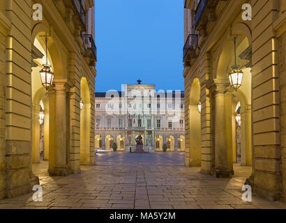 Turin - der Platz Piazza di Citta mit Palazzo Civico und Monumento al Conte Verde in der Abenddämmerung. Stockfoto