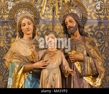 ZARAGOZA, Spanien - 3. MÄRZ 2018: Die geschnitzten polychrome Skulptur der Heiligen Familie in der Kirche Iglesia de San Miguel de los Navarros Form 19 Cent. Stockfoto