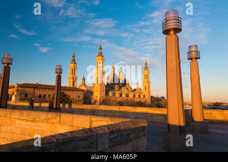 Saragossa - die Brücke Puente de Piedra und Basilika del Pilar im Morgenlicht. Stockfoto