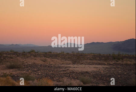 Sonnenuntergang über dem Orocopia Berge. Stockfoto