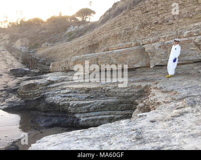 Refugio Öl Antwort Wildlife. Us-Fisch und Wildlife Service Biologe Lena Chang antwortet der geölten Braune Pelikan in der Nähe von Refugio State Beach am 20. Mai 2015 Bericht zu erstatten. Stockfoto