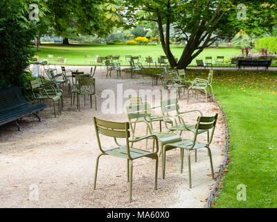 Ruhigen morgen in Luxemburg Garten mit typisch metallische Stühle der öffentlichen Gärten von Paris entlang der Gehwege verstreut. Stockfoto