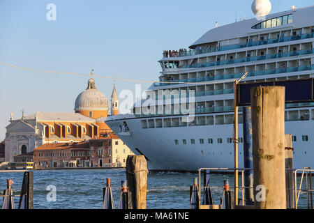 Venedig, Italien - 13 August 2016: Seabourn Odyssey Kreuzfahrtschiff mit Passagieren in der Lagune von Venedig Stockfoto