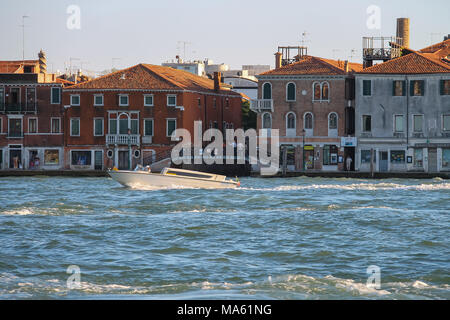 Venedig, Italien - 13 August 2016: Touristische Bootsfahrt in der Lagune von Venedig Stockfoto