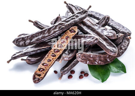 Johannisbrot Schoten und carob Pulver auf den weißen Hintergrund. Stockfoto