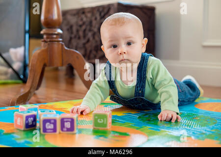 Ein sechs Monate altes Baby Mädchen zu spielen. Stockfoto