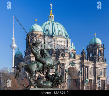 Berlin - der Dom und der Bronze-Skulptur Amazone Zu Pferde vor alten Museum von August Kiss (1842). Stockfoto