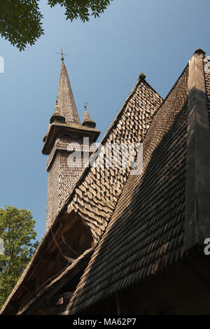 Die St. Nikolai Kirche aus Holz wurde im Jahr 1709 gebaut. Von der Ortschaft Shashvar, Vinogradov Region verschoben. Transkarpatien, Ukraine Stockfoto