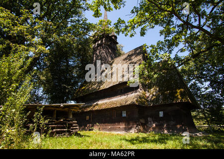 Die St. Nikolai Kirche aus Holz wurde im Jahr 1709 gebaut. Von der Ortschaft Shashvar, Vinogradov Region verschoben. Transkarpatien, Ukraine Stockfoto