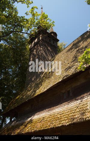 Die St. Nikolai Kirche aus Holz wurde im Jahr 1709 gebaut. Von der Ortschaft Shashvar, Vinogradov Region verschoben. Transkarpatien, Ukraine Stockfoto