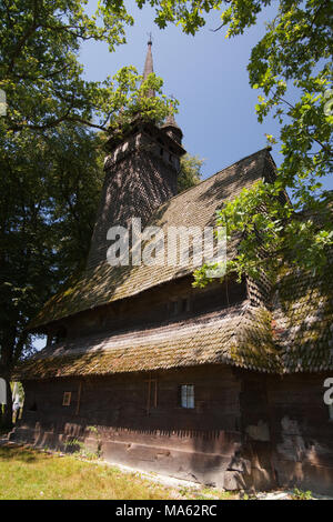 Die St. Nikolai Kirche aus Holz wurde im Jahr 1709 gebaut. Von der Ortschaft Shashvar, Vinogradov Region verschoben. Transkarpatien, Ukraine Stockfoto