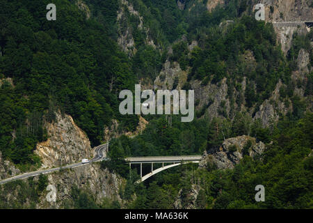 Luftaufnahme von Mountain Road von Schloss Cetatea Poenari in Rumänien Stockfoto