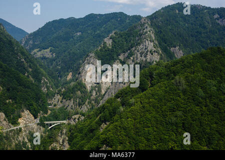 Luftaufnahme von Mountain Road von Schloss Cetatea Poenari in Rumänien Stockfoto