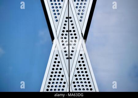 In der Nähe der Diagonal Aluminiumverkleidung auf einem modernen Bürogebäude mit Glasscheiben reflektieren blue sky als abstrakter Hintergrund mit Platz für Kopieren. Stockfoto