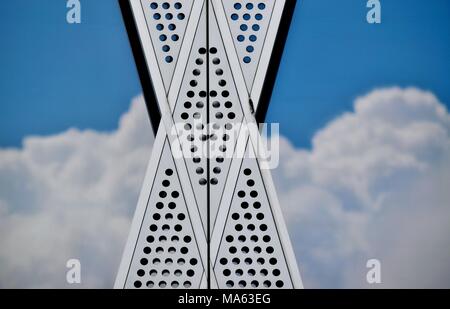 In der Nähe der Diagonal Aluminiumverkleidung auf einem modernen Bürogebäude mit Glasscheiben reflektieren blue sky als abstrakter Hintergrund mit Platz für Kopieren. Stockfoto