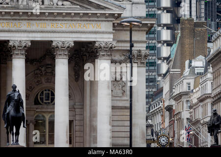 Die Reiterstatue des Herzogs von Wellington (L) und der Ingenieur James Henry Greathead (R) mit Architektur aus vielen Jahrzehnten bei Cornhill in der City von London, das Finanzviertel der Hauptstadt (aka der Square Mile), am 26. März 2018 in London, England. Stockfoto