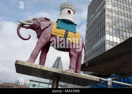 Die ikonischen Elefant im Elephant und Castle Einkaufszentrum, am 29. März in London, England 2018. Stockfoto