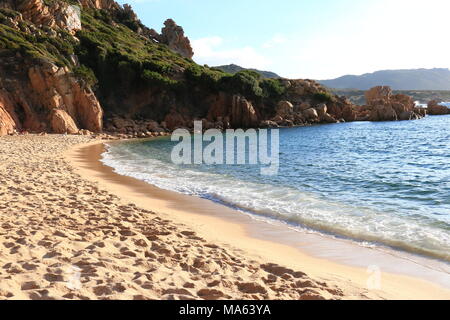 Li Cossi Strand im Sommer - Nordküste Sardinien - gutes Hotel für einen Urlaub Stockfoto
