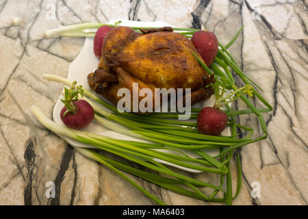 Lecker geröstete Ingwer und Honig klebrige chinese Chicken Wings auf einem Pergament Papier mit Gewürzen, geröstetes Brot und Feder grüne Zwiebel, Ansicht von oben, close-up Stockfoto